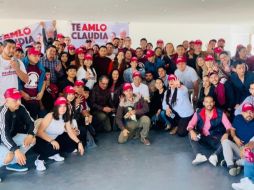 Al término de la reunión informativa, los presentes se tomaron la fotografía colectiva del recuerdo. ESPECIAL