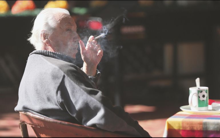 En un recorrido por El Parián, este medio observó que hay personas que continúan fumando en los establecimientos. EL INFORMADOR/ C. Zepeda