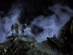 Un equipo de búsqueda y rescate trabaja sin descanso entre los escombros del edificio residencial dañado por el misil en Dnipró. EFE