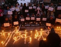 Familiares de los pasajeros y transeúntes organizan jornadas de oración en honor a las personas fallecidas en el accidente. AP/B. Rai