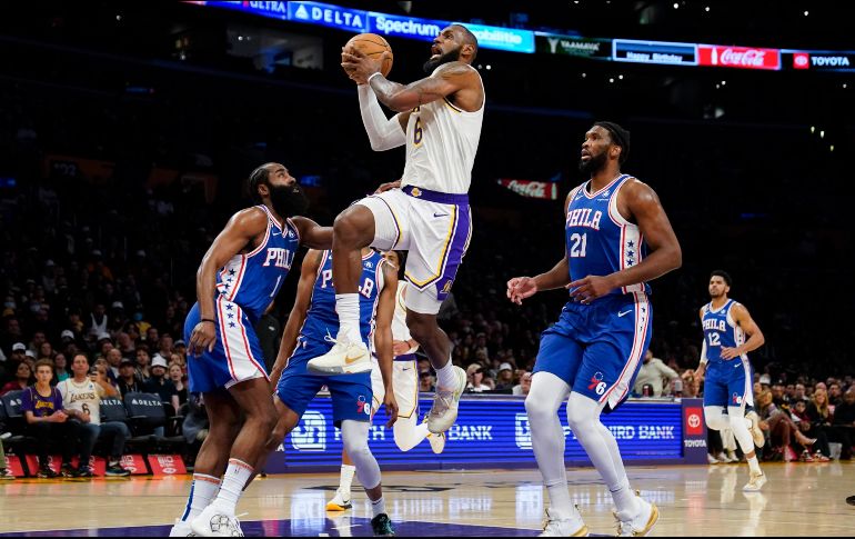 LEBRON JAMES. Al cuatro veces campeón de la NBA le faltan 387 puntos de temporada regular para igualar lo hecho por otra leyenda de los Lakers, Kareem Abdul Jabbar, el máximo anotador en la historia. AP / A. Landis