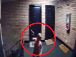 Un hombre fue detenido y acusado por negligencia al comprobarse que había dejado la pistola al alcance del bebé. ESPECIAL/CAPTURA DE VIDEO