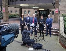 Autoridades londinenses participan en una conferencia de prensa sobre el caso Carrick. AP/J. Brady
