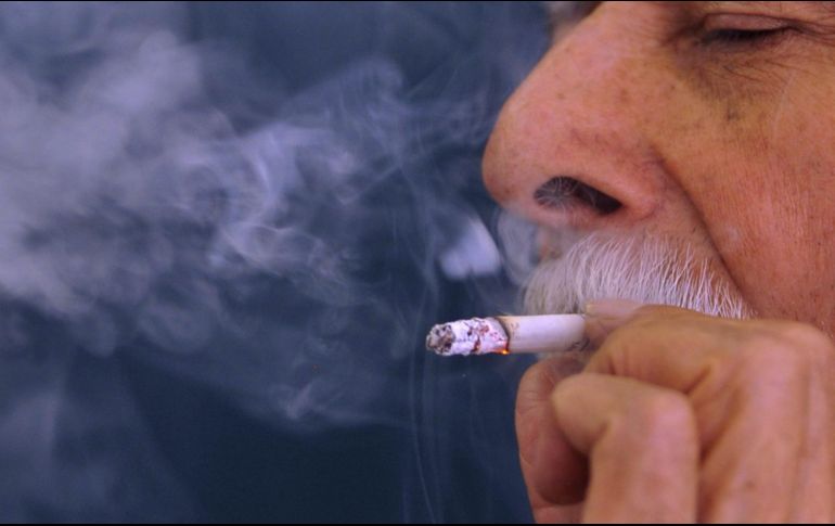 Señalan que la legislación, que prohíbe exhibir los cigarros, afectará a 700 mil puntos de venta, que en su mayoría son tiendas de barrio, la cuales corren el riesgo de cerrar. EFE / ARCHIVO