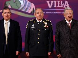 El Presidente Andrés Manuel López Obrador (c), posa junto a los nuevos titulares de la SSPC, Luis Rodríguez Bucio (i); y de la Guardia Nacional, David Córdova. EFE/I. Esquivel