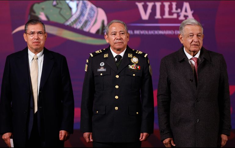 El Presidente Andrés Manuel López Obrador (c), posa junto a los nuevos titulares de la SSPC, Luis Rodríguez Bucio (i); y de la Guardia Nacional, David Córdova. EFE/I. Esquivel
