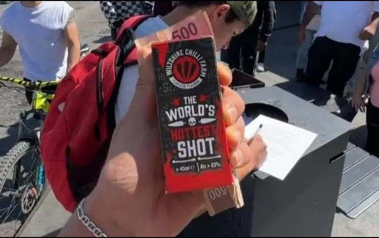 HotSpanish estaba afuera del centro comercial Plaza Patria, en Zapopan, retando a las personas que pasaban a tomar un shot de chile a cambio de dinero. ESPECIAL