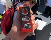 HotSpanish estaba afuera del centro comercial Plaza Patria, en Zapopan, retando a las personas que pasaban a tomar un shot de chile a cambio de dinero. ESPECIAL