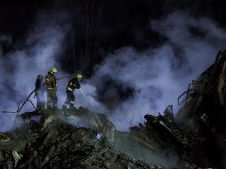 Un equipo de rescate trabaja sin descanso entre los escombros del edificio residencial dañado en Dnipró, sureste de Ucrania. EFE/O. Petrasyuk