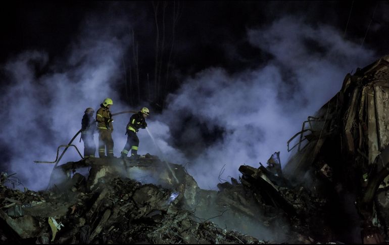 Un equipo de rescate trabaja sin descanso entre los escombros del edificio residencial dañado en Dnipró, sureste de Ucrania. EFE/O. Petrasyuk
