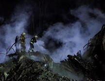 Un equipo de rescate trabaja sin descanso entre los escombros del edificio residencial dañado en Dnipró, sureste de Ucrania. EFE/O. Petrasyuk