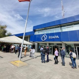 Sacan hasta debajo de las piedras para pagar su recibo anual del Siapa