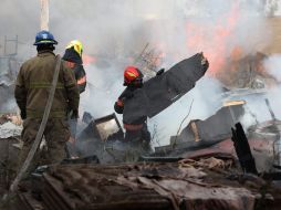 En total las diferentes dependencias trabajaron con cinco motomombas y nueve pipas para controlar el fuego. CORTESÍA / PC Jalisco