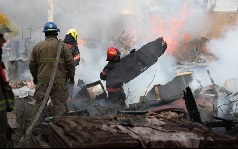 En total las diferentes dependencias trabajaron con cinco motomombas y nueve pipas para controlar el fuego. CORTESÍA / PC Jalisco