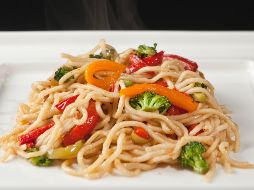 La pasta integral es uno de los carbohidratos que sí puede estar en tu dieta. ESPECIAL/Photo by Önder Örtel on Unsplash.