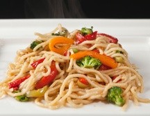 La pasta integral es uno de los carbohidratos que sí puede estar en tu dieta. ESPECIAL/Photo by Önder Örtel on Unsplash.