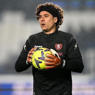 Tras goleada de escándalo, prensa de Italia defendió al portero Guillermo Ochoa