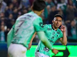 Ángel Mena (der.) puso la asistencia para el primer gol y anotó el segundo del León. IMAGO7/L. Miranda