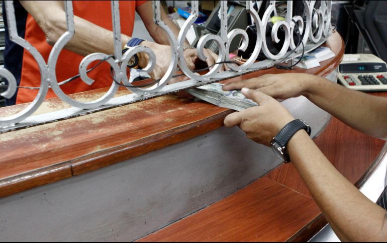 El dólar al menudeo abre este martes a la venta en 19.26 pesos en las ventanillas de los bancos, sin variación respecto al cierre del lunes. EL INFORMADOR/ARCHIVO