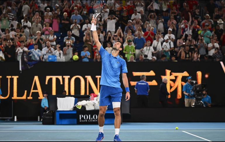 Los carteles de apoyo, las banderas de Serbia y los sonoros cánticos con el apodo de Novak Djokovic en la arena Rod Laver fueron el marco del retorno de Djokovic al Abierto de Australia 2023. EFE / J. Carret