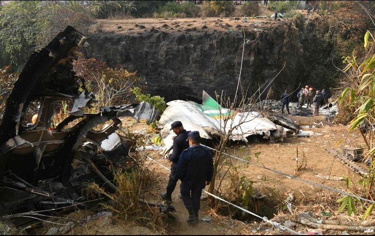 Hasta el momento se han recuperado los cuerpos de 71 de las 72 personas a bordo. AFP/P. Mathema