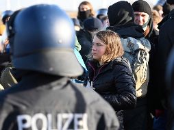 Policías escoltan a Greta Thunberg junto con más activistas ambientales. AP/F. Gambarini