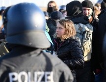 Policías escoltan a Greta Thunberg junto con más activistas ambientales. AP/F. Gambarini