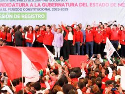 En punto de las 11:45 horas, la única aspirante a la candidatura de Va por México entregó su documentación a los integrantes de la Comisión estatal de Procesos Internos. TWITTER/@AlejandraDMV