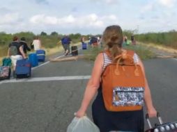 Los turistas bajaron del camión y continuaron a pie. SUN