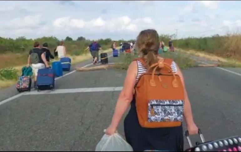 Los turistas bajaron del camión y continuaron a pie. SUN