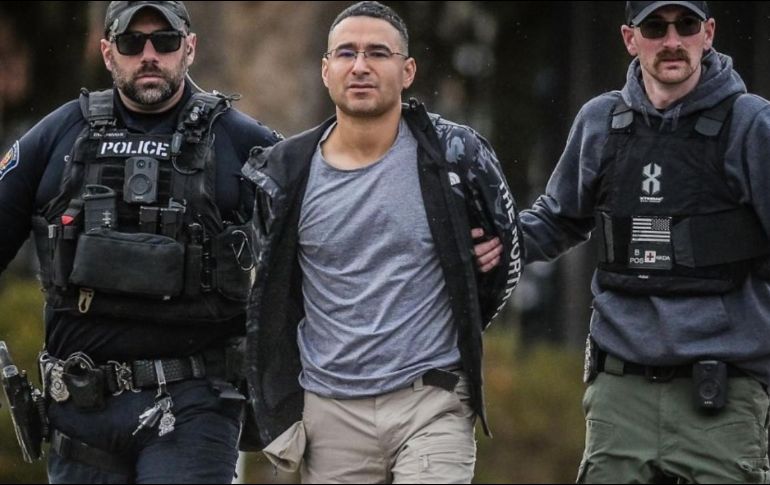 Peña está acusado de múltiples cargos, entre ellos disparar contra una vivienda y disparar desde un vehículo motorizado. AP