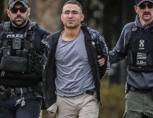 Peña está acusado de múltiples cargos, entre ellos disparar contra una vivienda y disparar desde un vehículo motorizado. AP