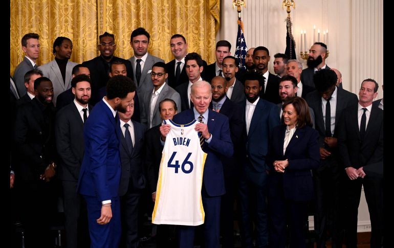 El último campeón de la NBA fue recibido por Biden en la Casa Blanca. AFP/Andrew Caballero