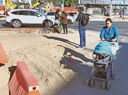 Los habitantes de esta zona de Zapopan han visto afectados sus traslados debido a las obras en los carriles laterales. EL INFORMADOR/ A. Camacho