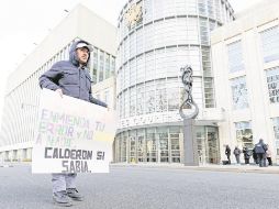 Un sujeto exige afuera de un juzgado federal de Estados Unidos que Genaro García Luna admita sus errores en el primer día de su juicio por corrupción en el distrito de Brooklyn, en Nueva York. EFE