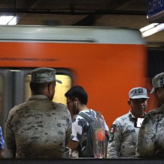 "Los elementos no están armados, están para protegerte": GN entrega volantes en el metro