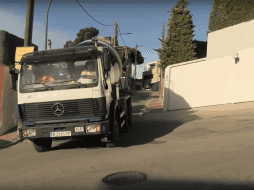 En las imágenes que se difundieron, se observa a trabajadores de la construcción llegar al inmueble de Shakira junto con maquinaria. YOUTUBE / CHANCE