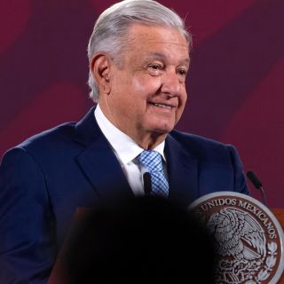 López Obrador responde por cheque millonario de rifa del avión presidencial