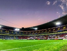 Aficionados ya no podrán fumar mientras apoyan a su equipo en el Jalisco. Imago7/Archivo