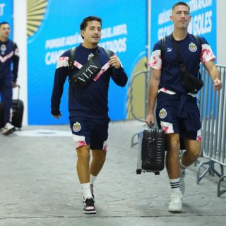Futbolistas de Chivas realizan rifa y regalan dinero a utileros