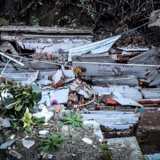 Cementerio se derrumba y decenas de ataúdes acaban en un río de Italia