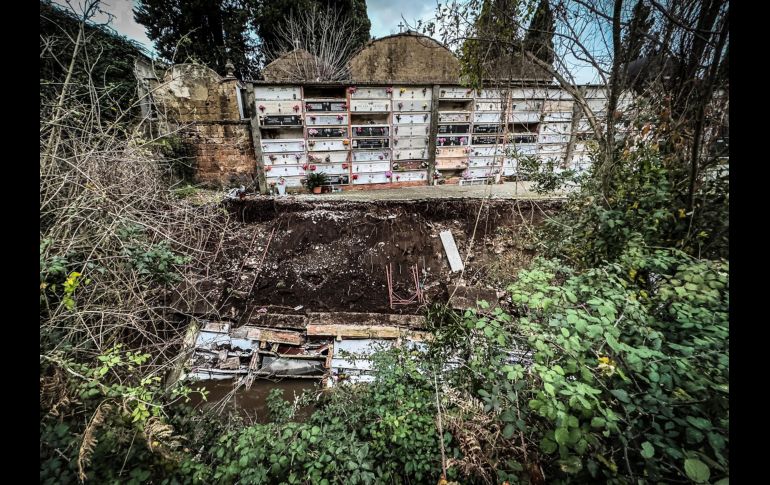 Las familias afectadas presentarán denuncias debido a la falta de mantenimiento que se registraba en el camposanto. EFE/C. Abbate