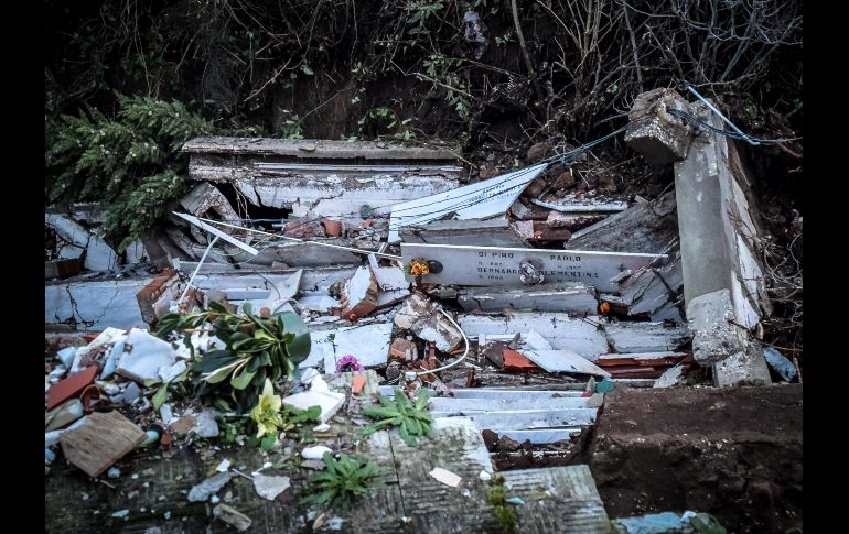 Las familias afectadas presentarán denuncias debido a la falta de mantenimiento que se registraba en el camposanto. EFE/C. Abbate