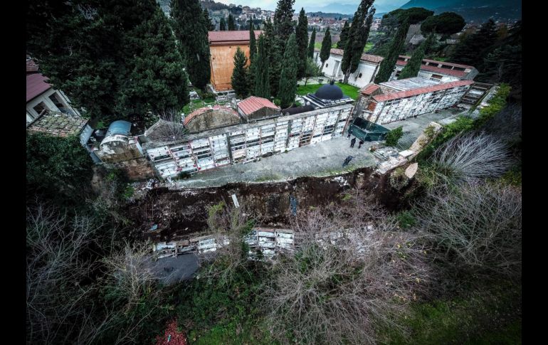 Las familias afectadas presentarán denuncias debido a la falta de mantenimiento que se registraba en el camposanto. EFE/C. Abbate