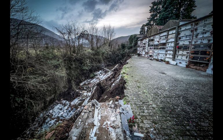 Las familias afectadas presentarán denuncias debido a la falta de mantenimiento que se registraba en el camposanto. EFE/C. Abbate