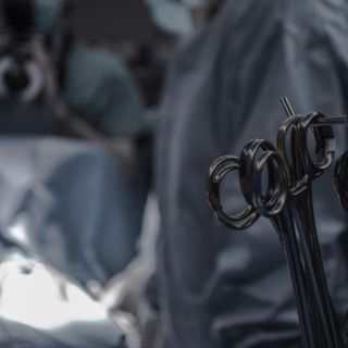 Dejan tijeras dentro de adulto mayor tras cirugía y muere