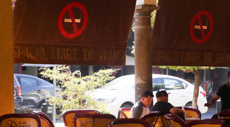 En Jalisco más del 90 por ciento de los restaurantes no permiten fumar, pero sí hay un 10 por ciento de establecimientos que invirtieron y modificaron sus restaurantes para poder recibir a sus clientes. EL INFORMADOR / ARCHIVO
