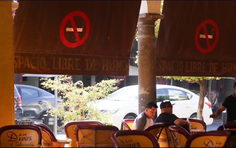En Jalisco más del 90 por ciento de los restaurantes no permiten fumar, pero sí hay un 10 por ciento de establecimientos que invirtieron y modificaron sus restaurantes para poder recibir a sus clientes. EL INFORMADOR / ARCHIVO