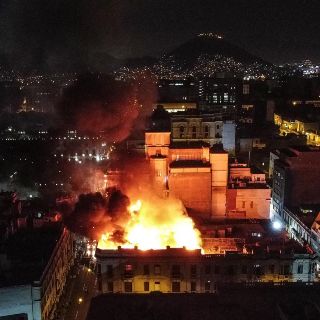Un incendio arrasa una casona en el centro de Lima, Perú, en medio de las protestas