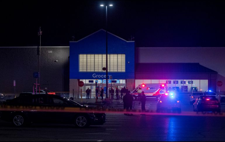 Mosley trató de salir de la tienda pero fue confrontado por policías en la puerta. AP/M Brown